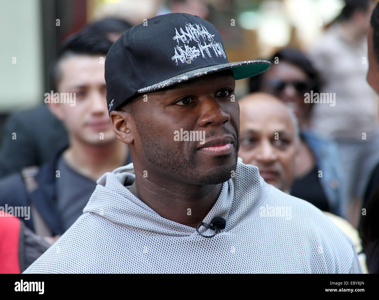 50 Cent fait la promotion de son nouvel album "Animal Ambition" au cours  d'une interview sur 'Extra' à Manhattan. Le rappeur a été repéré avec une  balle de baseball mitt et, semblant