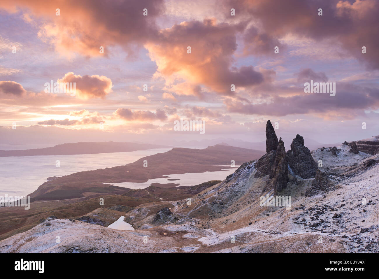 Lever du soleil d'hiver au-dessus du vieil homme de Storr sur l'île de Skye, en Ecosse. Hiver (décembre) 2013. Banque D'Images