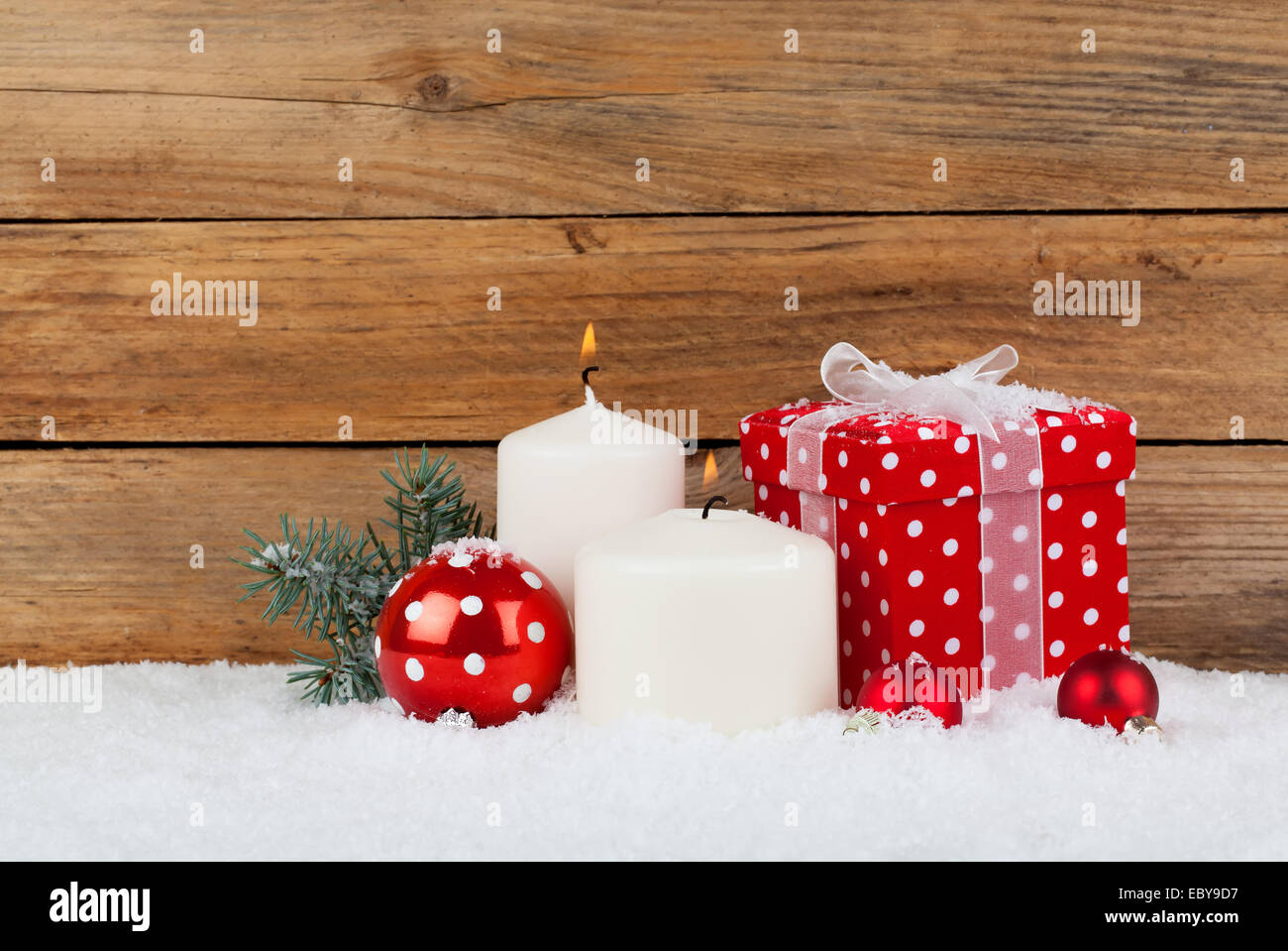 Cadeau de Noël bougie rouge, avec de la neige, sur fond de bois Photo Stock  - Alamy