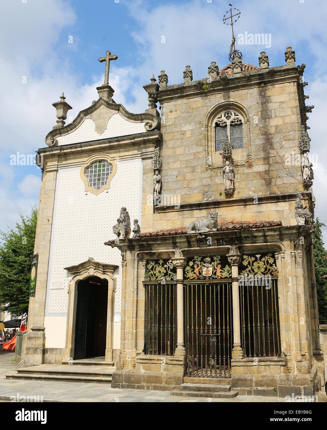 BRAGA, PORTUGAL - 9 août 2014 : Chapelle Coimbras, une célèbre chapelle manuéline à Sao Joao de Souto paroisse à Braga, Portugal. Banque D'Images