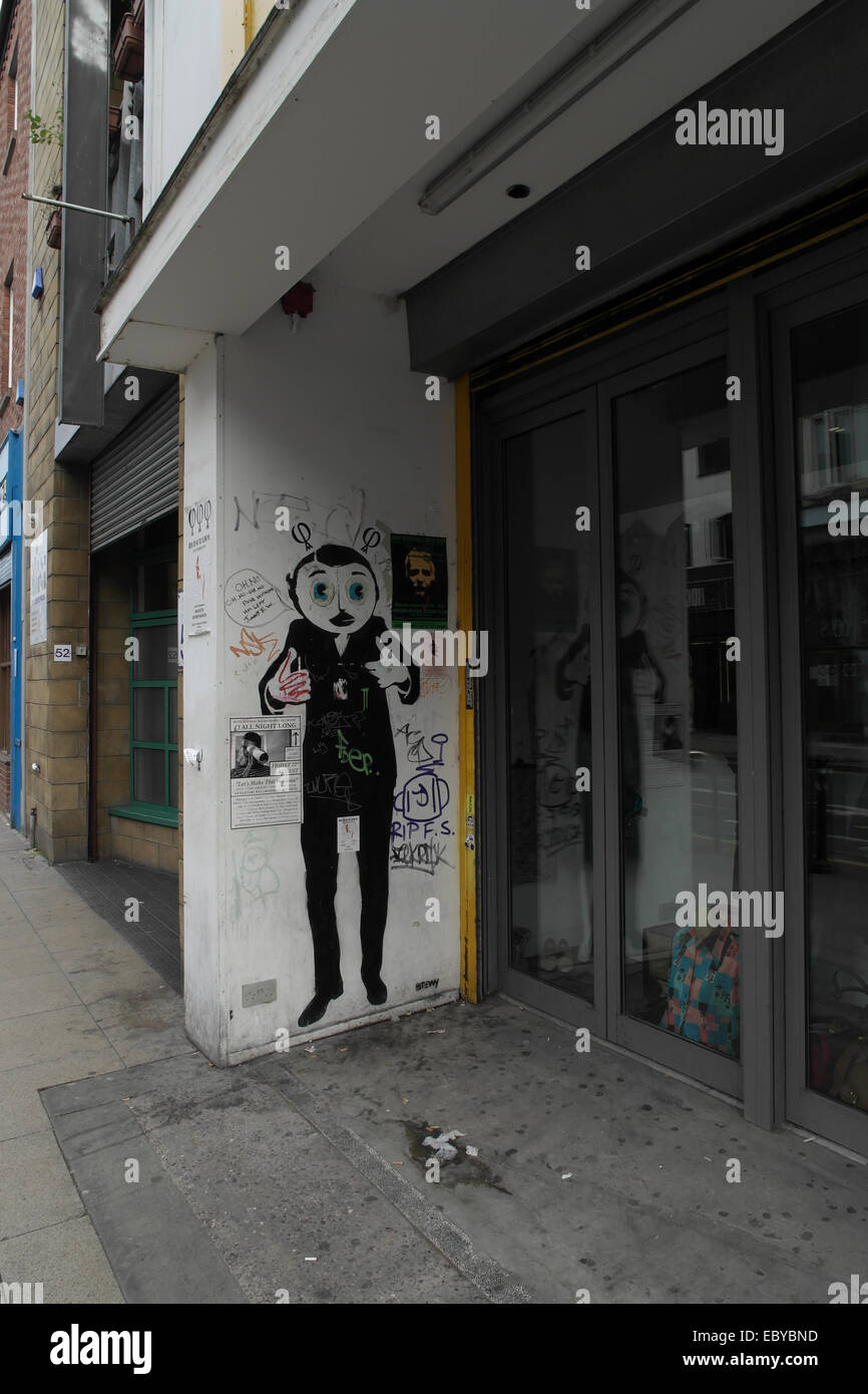 'Frank Sidebottom' stencil sur mur blanc à côté de portes d'entrée Vintage shop, Oldham Street, Manchester, quartier Nord Banque D'Images