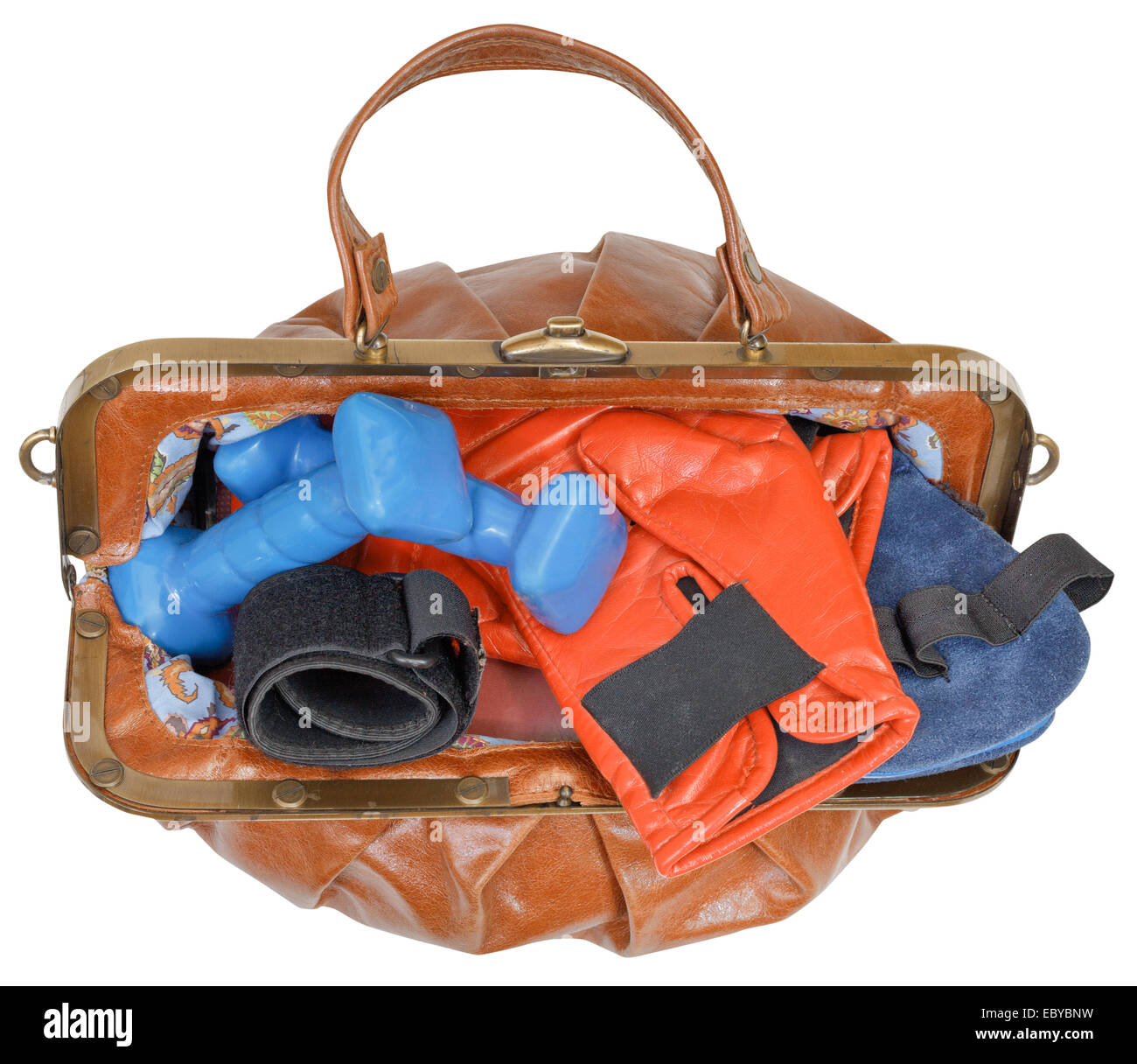 Vue de dessus du sac femme avec des gants de boxe et les haltères isolé sur fond blanc Banque D'Images