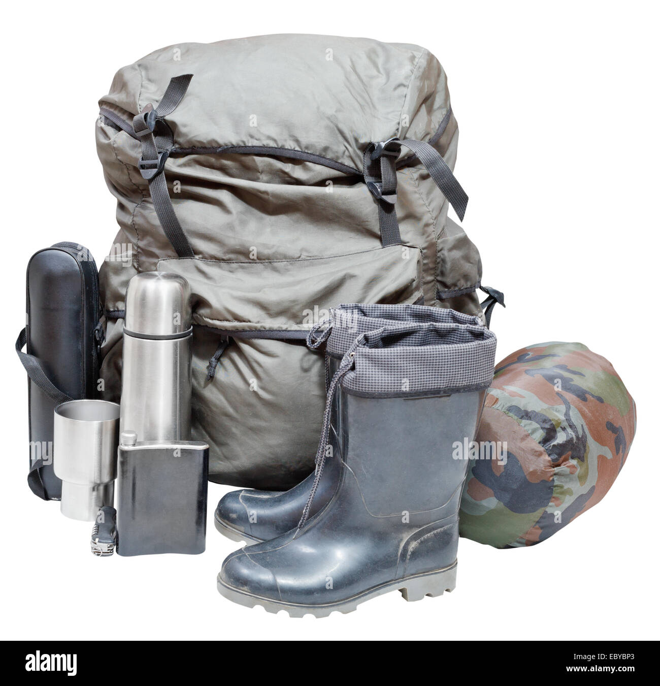 Ensemble de l'équipement de camping avec sac à dos, les endurants, thermos, couteau, fiole, pouvez, sac de couchage isolé sur fond blanc Banque D'Images