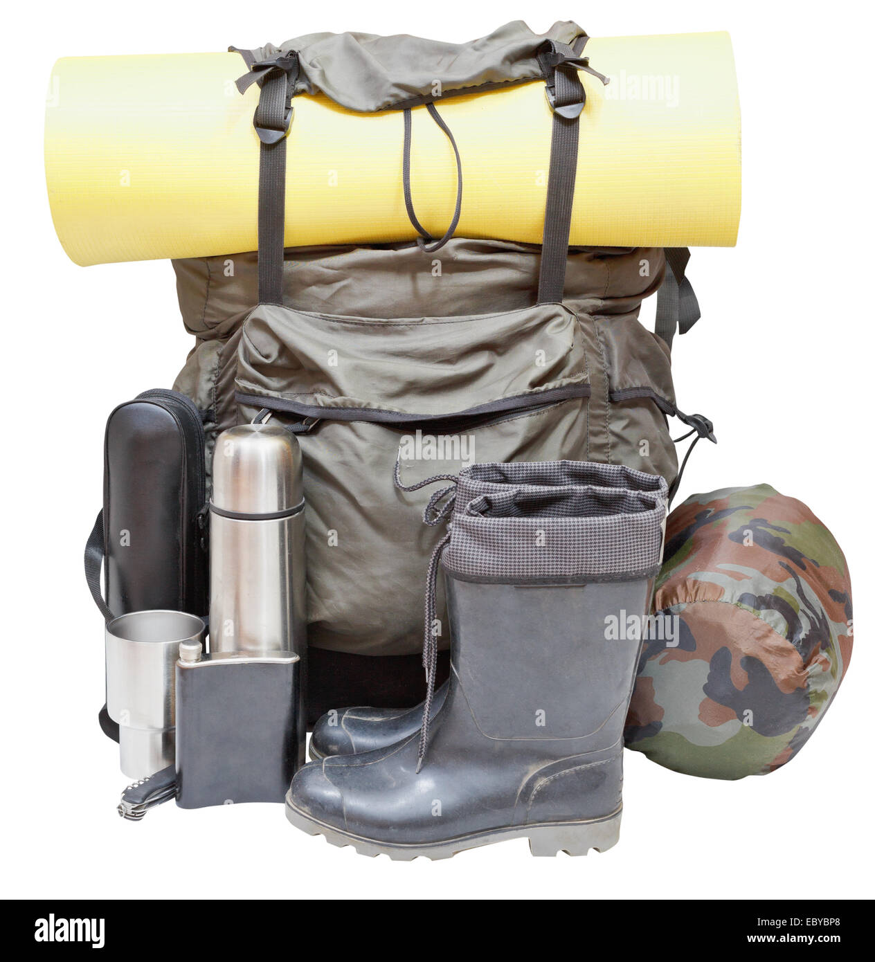 Ensemble de l'équipement de camping avec sac à dos, couchage roulé, bottes, thermos, couteau, fiole, pouvez, sac de couchage isolé sur blanc b Banque D'Images