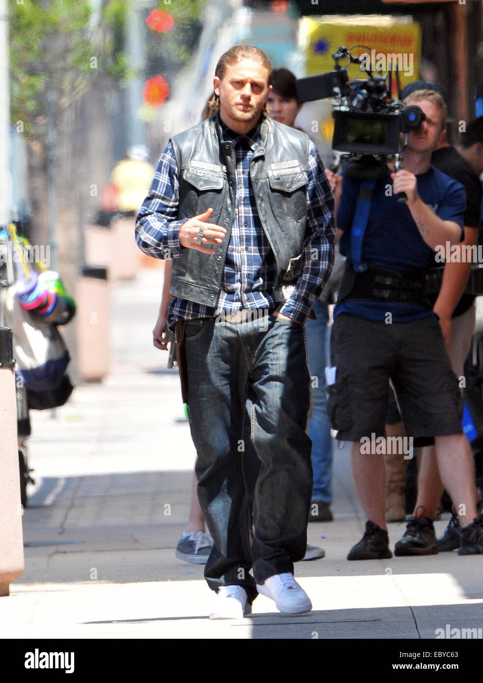 Charlie Hunnam, Drea De Matteo et Katey Sagal sur l'ensemble des 'Sons of Anarchy' tournage à San Fernando avec : Charlie Hunnam Où : San Fernando, California, United States Quand : 02 Juin 2014 Banque D'Images