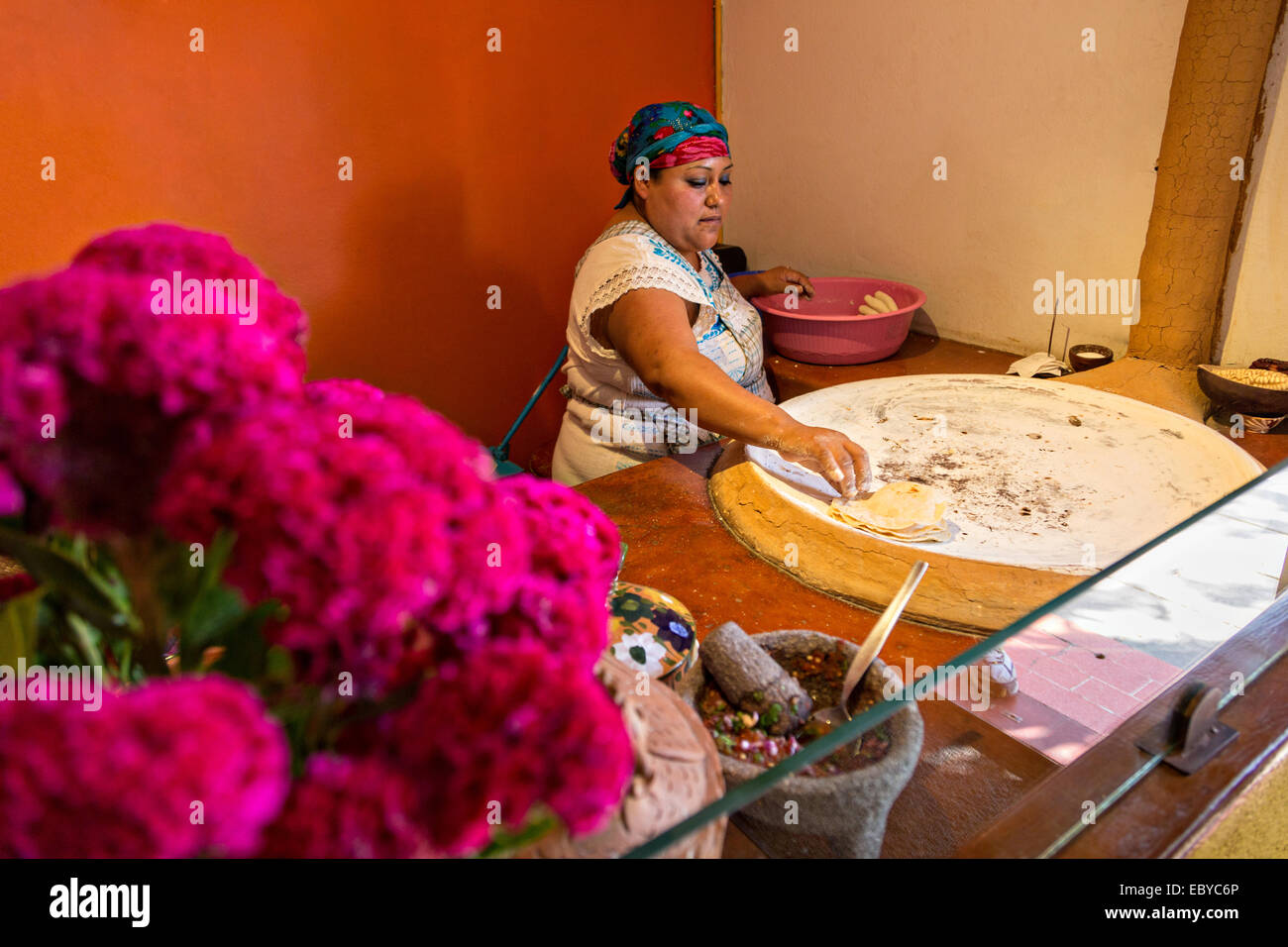 Une main fait cuire les tortillas sur une pierre chaude au restaurant la Olla, 27 octobre 2013 à Oaxaca, au Mexique. Banque D'Images