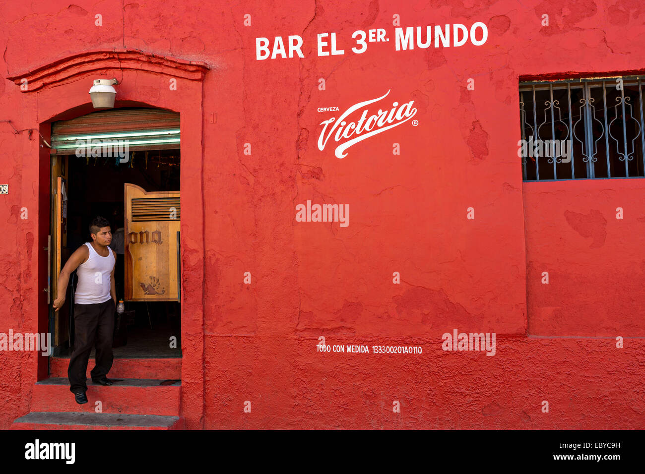 L'homme laisse une Cantina mexicaine traditionnelle ou d'un bar avec des portes battantes à Oaxaca, au Mexique. Banque D'Images