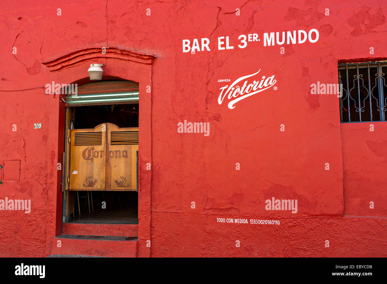 Une Cantina mexicaine traditionnelle ou d'un bar avec des portes battantes à Oaxaca, au Mexique. Banque D'Images