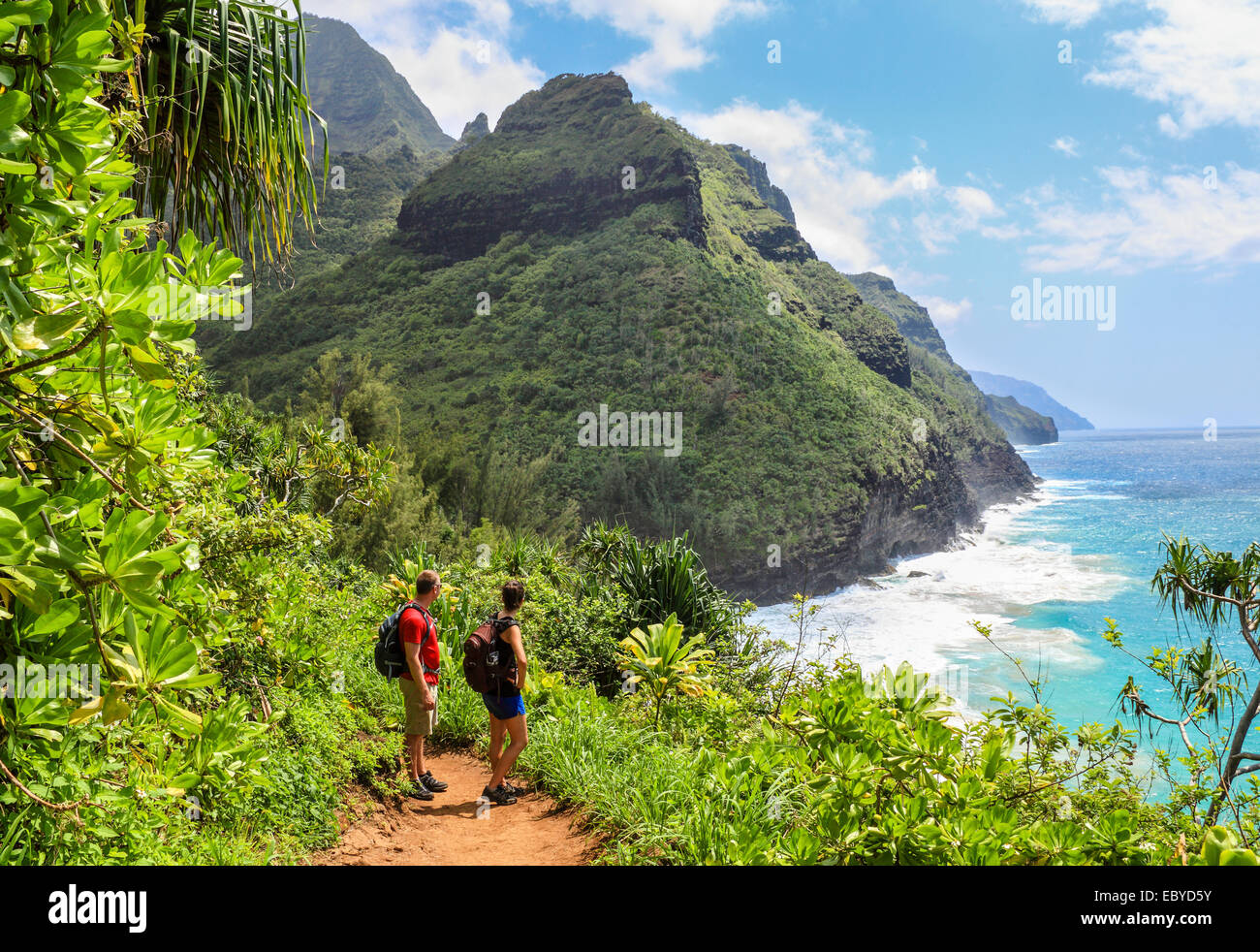 Randonneurs sur le sentier Kalalau sur Kauai Banque D'Images