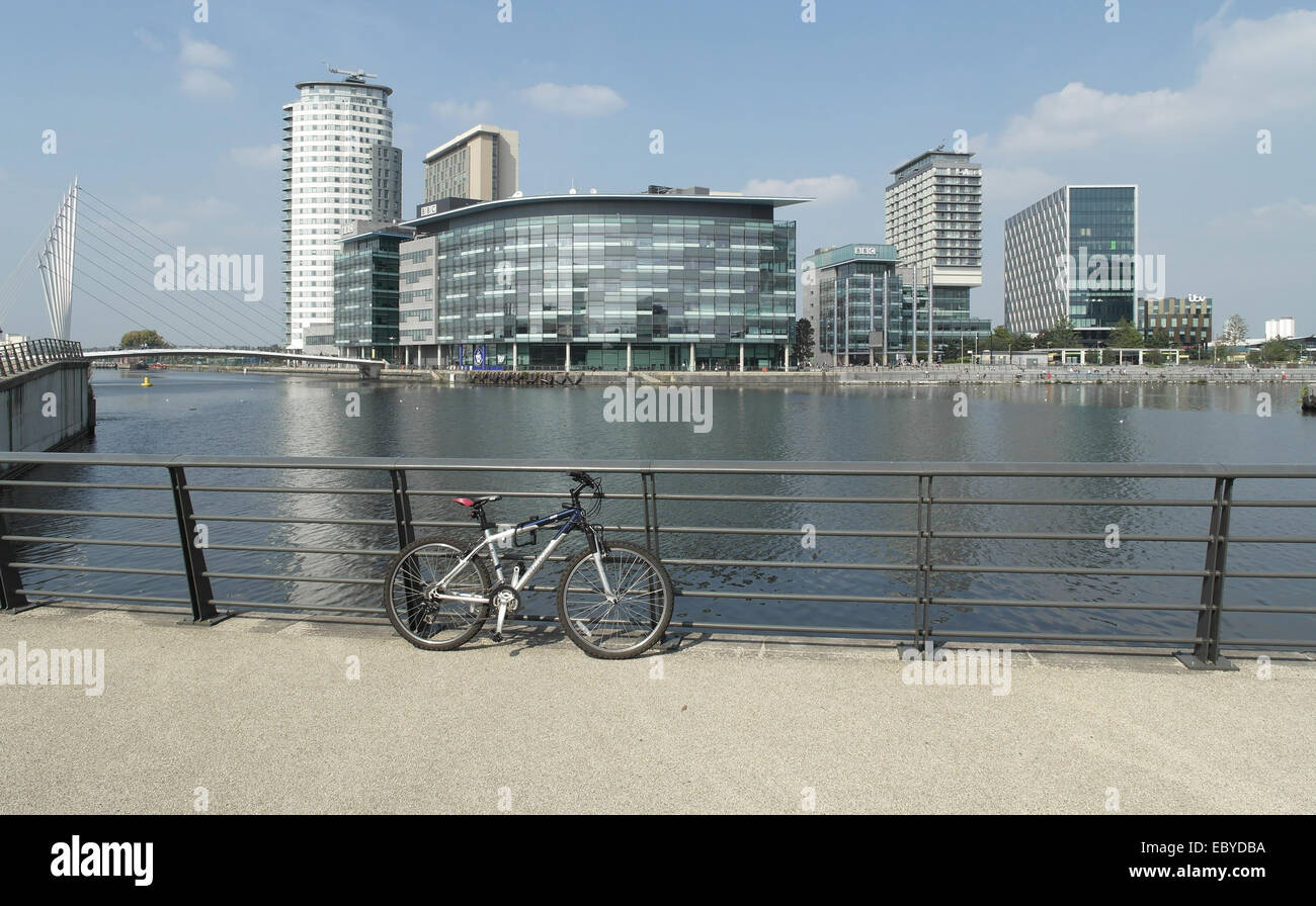 Ciel bleu de l'Imperial War Museum North Wharf, à vélo, à travers Manchester Ship Canal à BBC Media City, Salford Quays, UK Banque D'Images