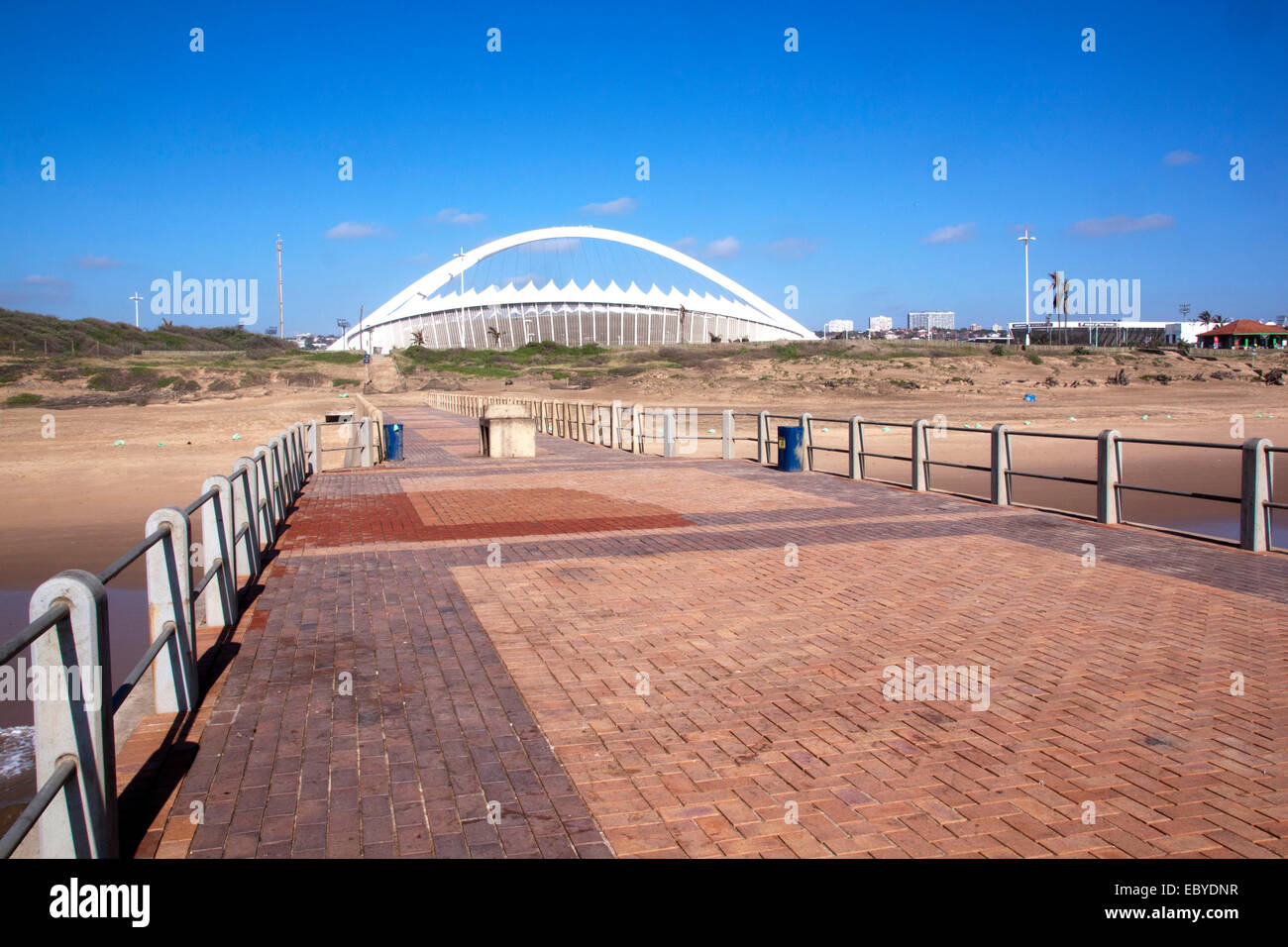 DURBAN, AFRIQUE DU SUD - 4 décembre 2014 : l'affichage Moses Mabhida de beach front pier à Durban, Afrique du Sud Banque D'Images