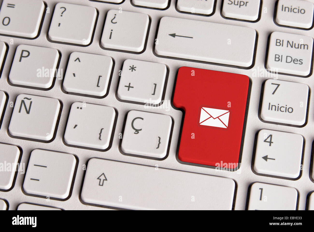 Clavier espagnol avec concept e-mail mail icône enveloppe sur fond rouge bouton. Image avec chemin de détourage pour le changement facile Banque D'Images