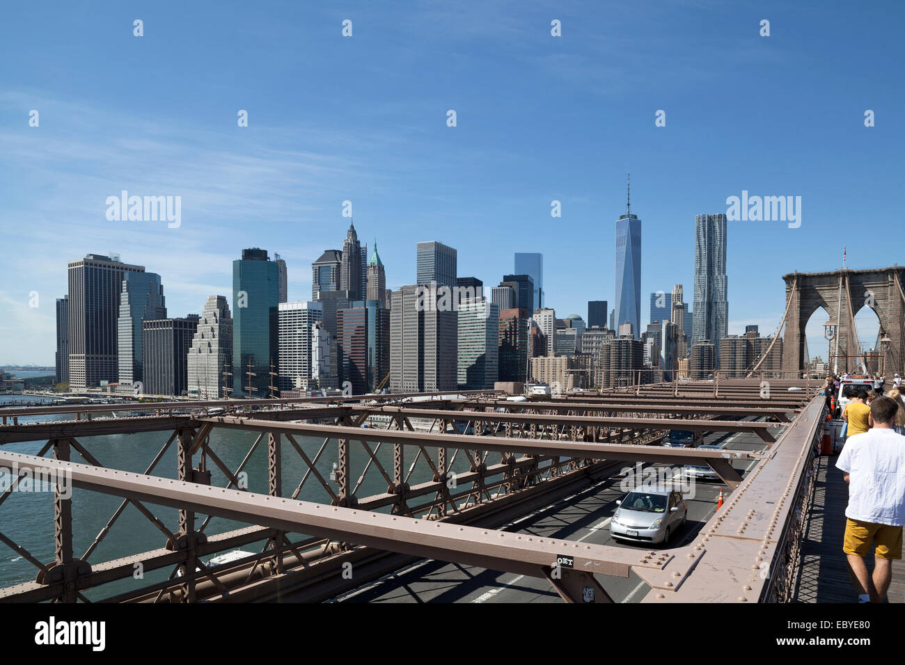 L'horizon de Manhattan, New York City est visible depuis le pont de Brooklyn. Banque D'Images