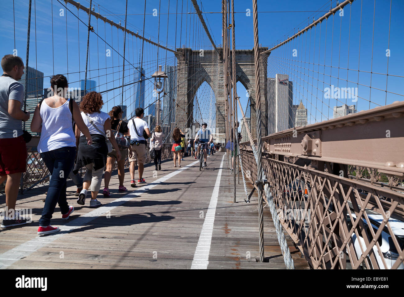Les gens marcher sur le pont de Brooklyn à New York City, USA. Banque D'Images