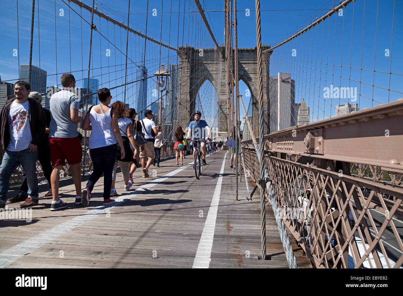 Les gens marcher sur le pont de Brooklyn à New York City, USA. Banque D'Images