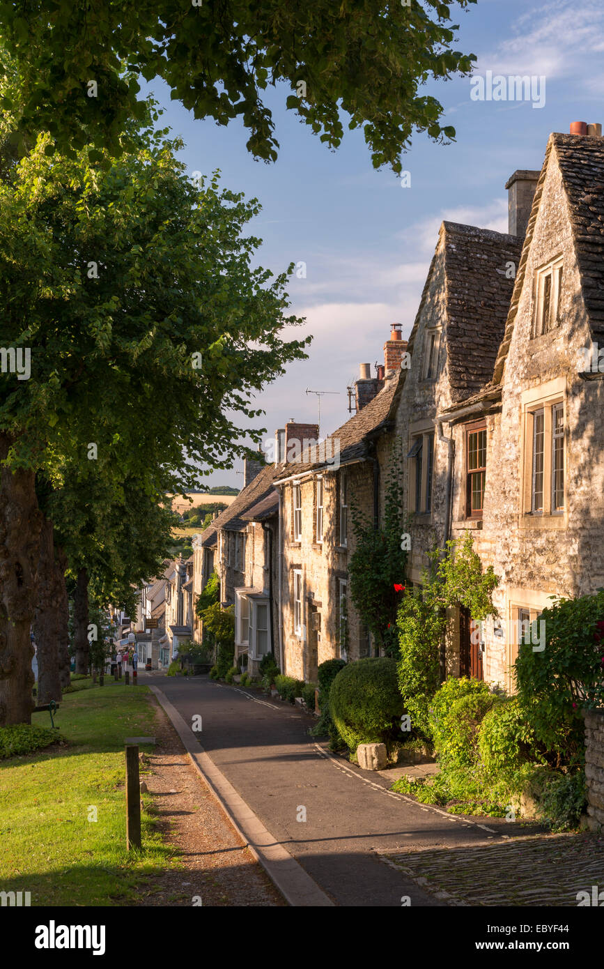 Jolis cottages le long de la colline dans les Cotswolds ville de Burford, Oxfordshire, Angleterre. L'été (juillet) 2014. Banque D'Images