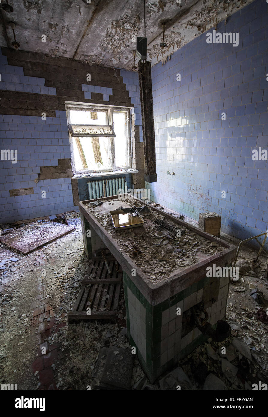En salle d'autopsie à la morgue de la ville abandonnée Pripyat, zone d'exclusion de Tchernobyl, l'Ukraine Banque D'Images