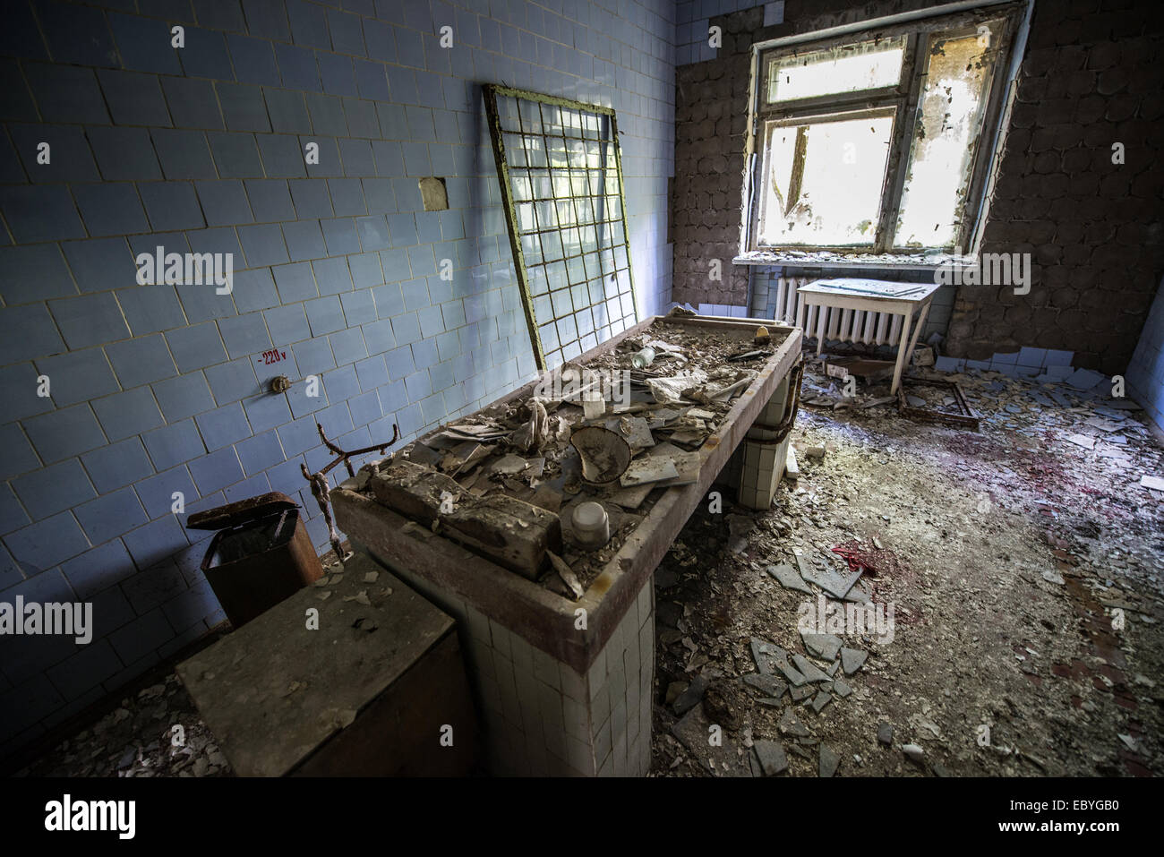 En salle d'autopsie à la morgue de la ville abandonnée Pripyat, zone d'exclusion de Tchernobyl, l'Ukraine Banque D'Images