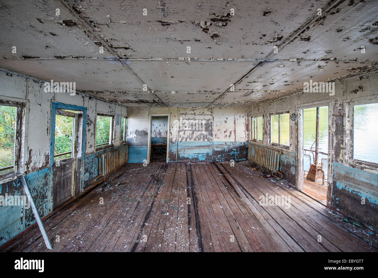 Restaurant flottant dans la ville abandonnée Pripyat, zone d'exclusion de Tchernobyl, l'Ukraine Banque D'Images