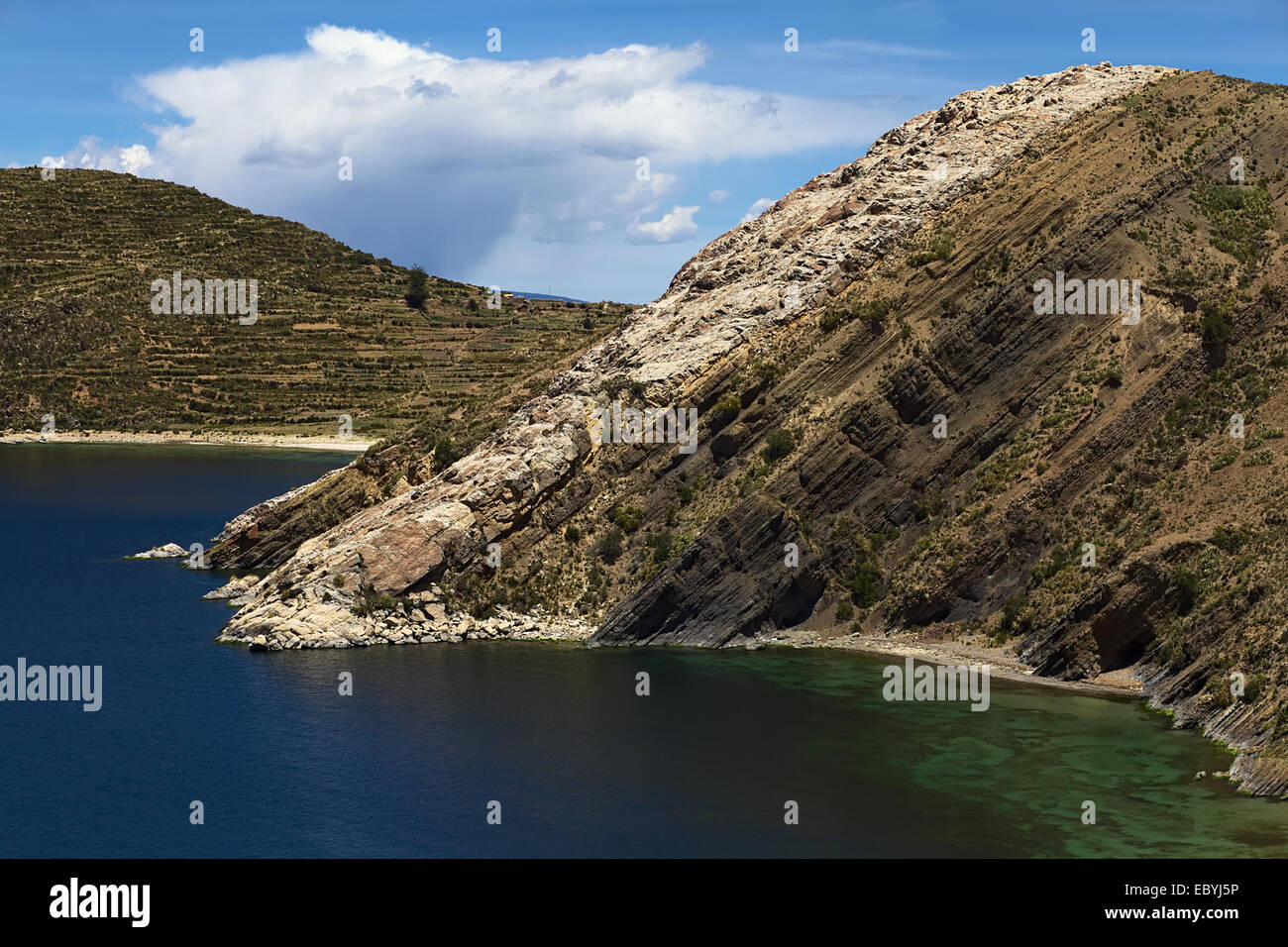 La baie de Sabacera sur Isla del Sol (Île du Soleil), un populaire destination touristique dans le lac Titicaca, en Bolivie Banque D'Images