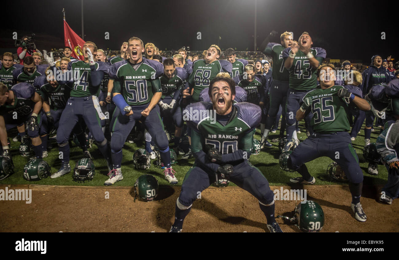 Rio Rancho, New Mexico, USA. 5 déc, 2014. Roberto E. Rosales.Rio Rancho de l'équipe de football célèbre après avoir remporté le championnat de la classe 6Al Mayfield après avoir battu 33 à 31. Rio Rancho, Nouveau Mexique © Roberto E. Rosales/Albuquerque Journal/ZUMA/Alamy Fil Live News Banque D'Images