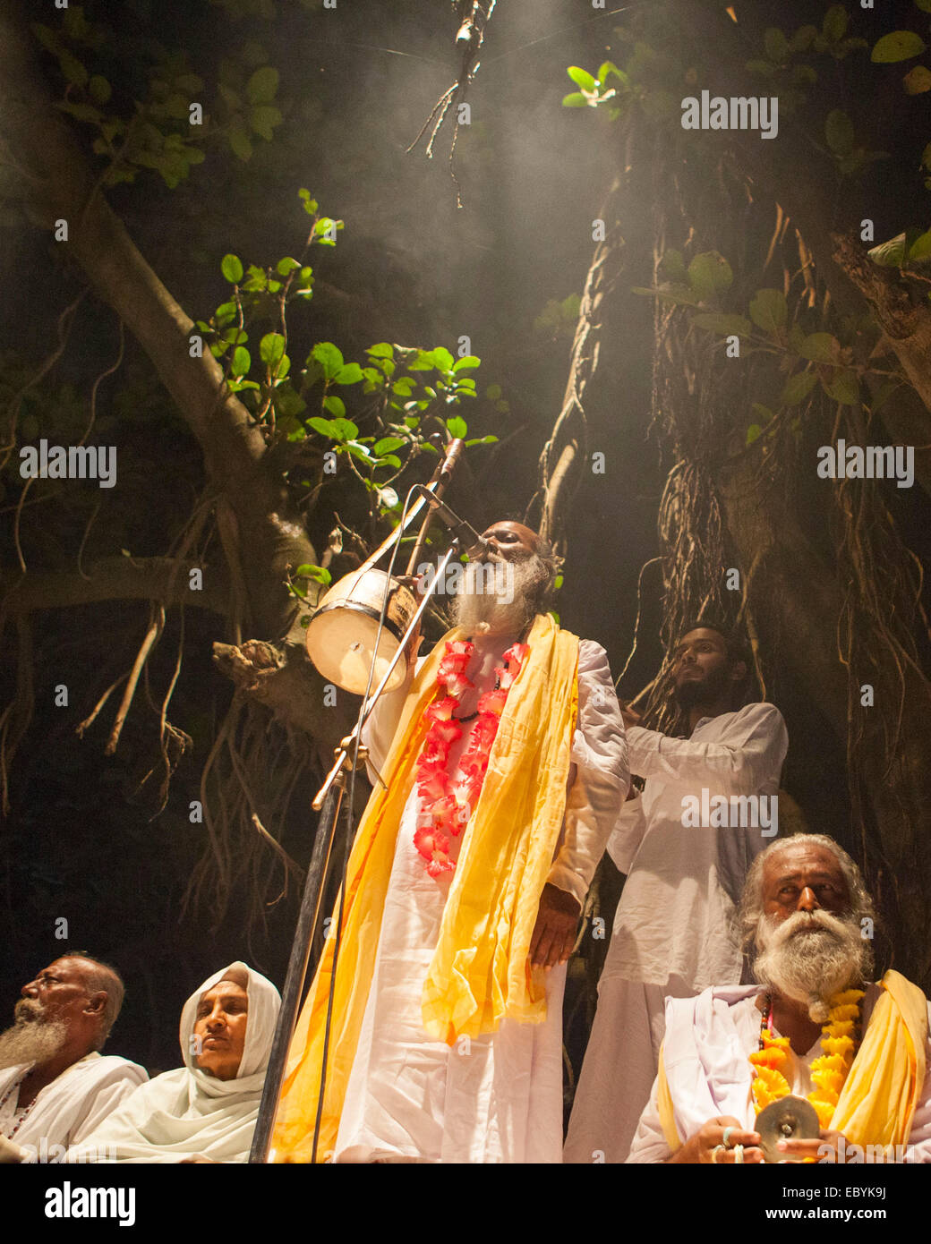 Munshigonj, au Bangladesh. 5 déc, 2014. Lalon venerator a organisé un Festival Chanson Lalon chant Baul dans une zone rurale dans le district de Munshigonj au Bangladesh. Lalon également connu sous le nom de Lalon Lalon Shah, Sain, ou Lalon fakir était un saint Baul Bengali, mystique, auteur-compositeur, réformateur social et penseur. Dans la culture Bengali il est devenu une icône de la tolérance religieuse dont les chansons inspiré et influencé de nombreux poètes et penseurs sociaux et religieux.Ses disciples vivent surtout au Bangladesh et au Bengale occidental. Il a fondé l'institut connu comme Akhdah Cheuriya Lalon dans. Zakir Hossain Chowdhury Crédit : zakir/Alamy vivre Banque D'Images