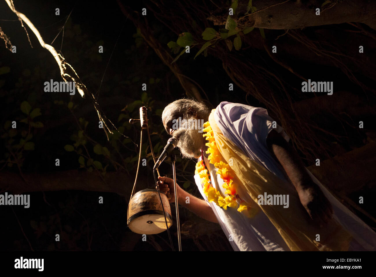 Munshigonj, au Bangladesh. 5 déc, 2014. Lalon venerator a organisé un Festival Chanson Lalon chant Baul dans une zone rurale dans le district de Munshigonj au Bangladesh. Lalon également connu sous le nom de Lalon Lalon Shah, Sain, ou Lalon fakir était un saint Baul Bengali, mystique, auteur-compositeur, réformateur social et penseur. Dans la culture Bengali il est devenu une icône de la tolérance religieuse dont les chansons inspiré et influencé de nombreux poètes et penseurs sociaux et religieux.Ses disciples vivent surtout au Bangladesh et au Bengale occidental. Il a fondé l'institut connu comme Akhdah Cheuriya Lalon dans. Zakir Hossain Chowdhury Crédit : zakir/Alamy vivre Banque D'Images