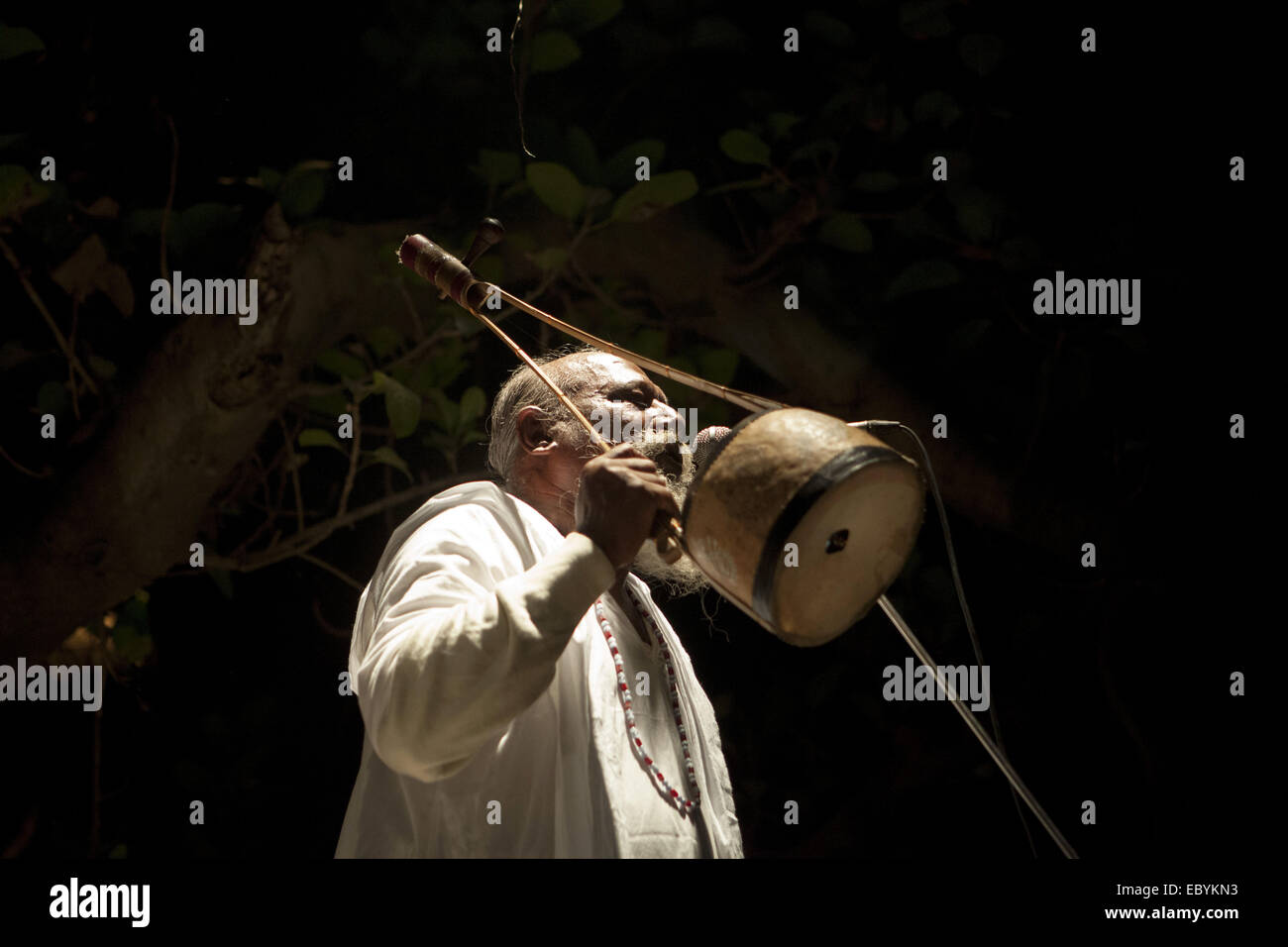 Munshigonj, au Bangladesh. 5 déc, 2014. Lalon venerator a organisé un Festival Chanson Lalon chant Baul dans une zone rurale dans le district de Munshigonj au Bangladesh.Lalon également connu sous le nom de Lalon Lalon Shah, Sain, ou Lalon fakir était un saint Baul Bengali, mystique, auteur-compositeur, réformateur social et penseur. Dans la culture Bengali il est devenu une icône de la tolérance religieuse dont les chansons inspiré et influencé de nombreux poètes et penseurs sociaux et religieux.Ses disciples vivent surtout au Bangladesh et au Bengale occidental. Il a fondé l'institut connu comme Akhdah Cheuriya Lalon dans. Il est également considéré comme le fondateur de l'um Baul Banque D'Images