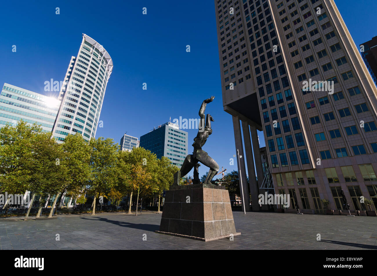 ROTTERDAM, Pays-Bas - 24 OCTOBRE : Verwoeste Stad (1953) -détruit ville- sculpture d'Ossip Zadkine, le 24 octobre 2013, i Banque D'Images