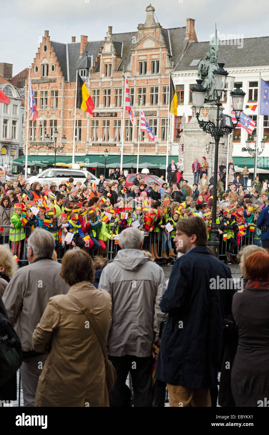 BRUGES, BELGIQUE - 25 octobre : Les gens attendent dans les rues pour accueillir le roi Philippe de Belgique, sur Octobre 25, 2013, dans la région de Bruges Banque D'Images