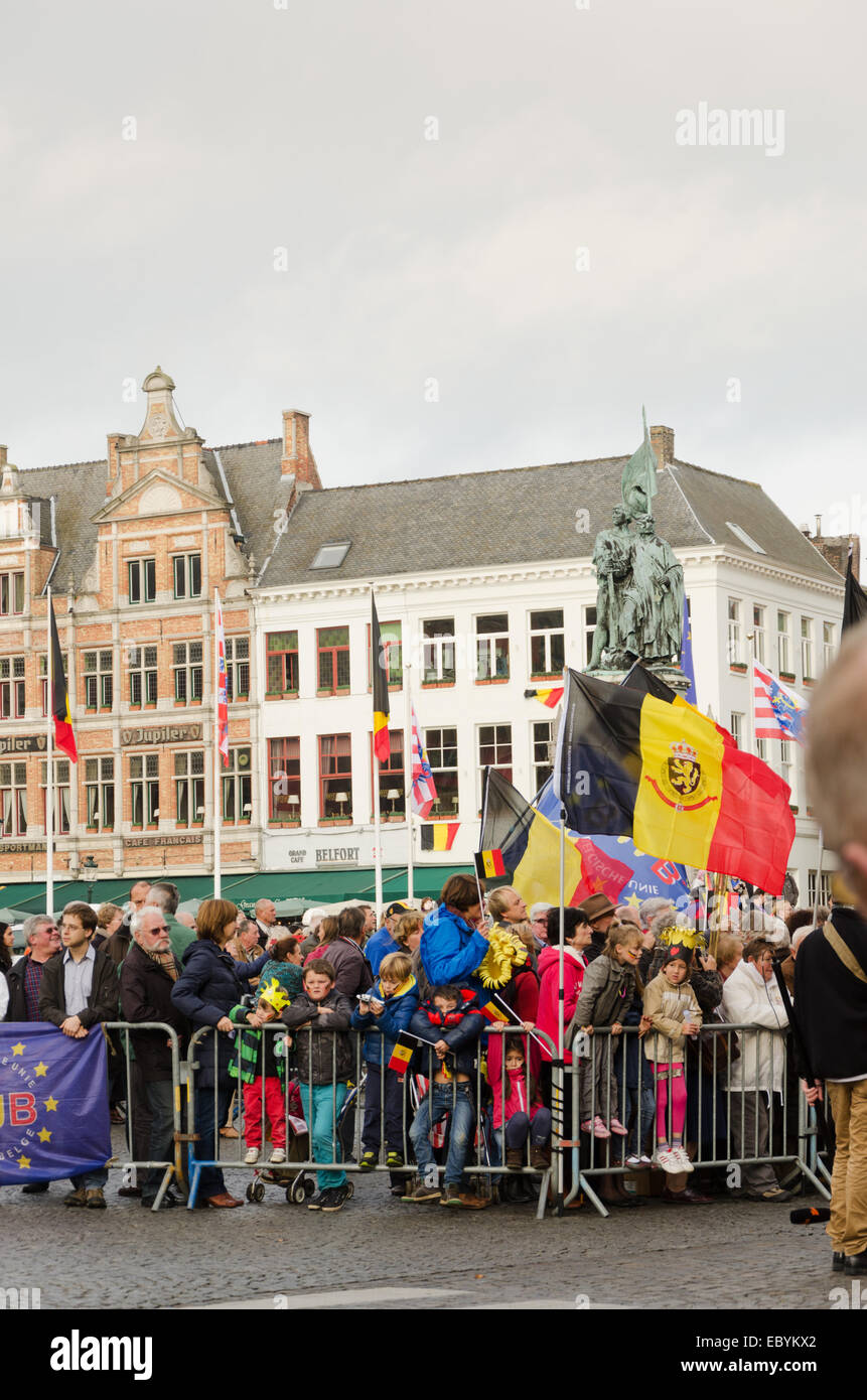 BRUGES, BELGIQUE - 25 octobre : Les gens attendent dans les rues pour accueillir le roi Philippe de Belgique, sur Octobre 25, 2013, dans la région de Bruges Banque D'Images