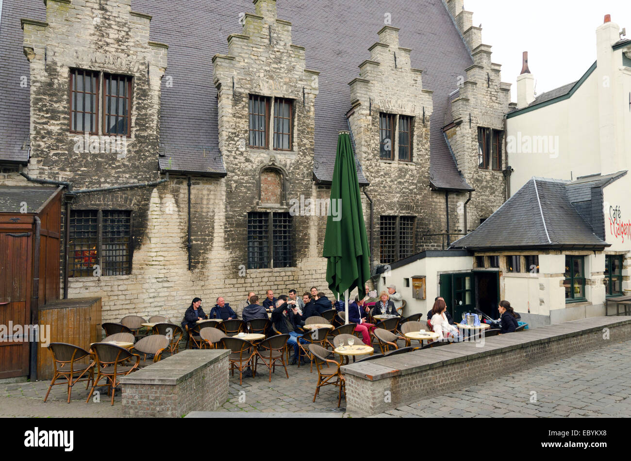 Gand, Belgique - 25 OCTOBRE : personnes non identifiées sur la terrasse d'un bar street, le 25 octobre 2013, à Gand, Belgique Banque D'Images