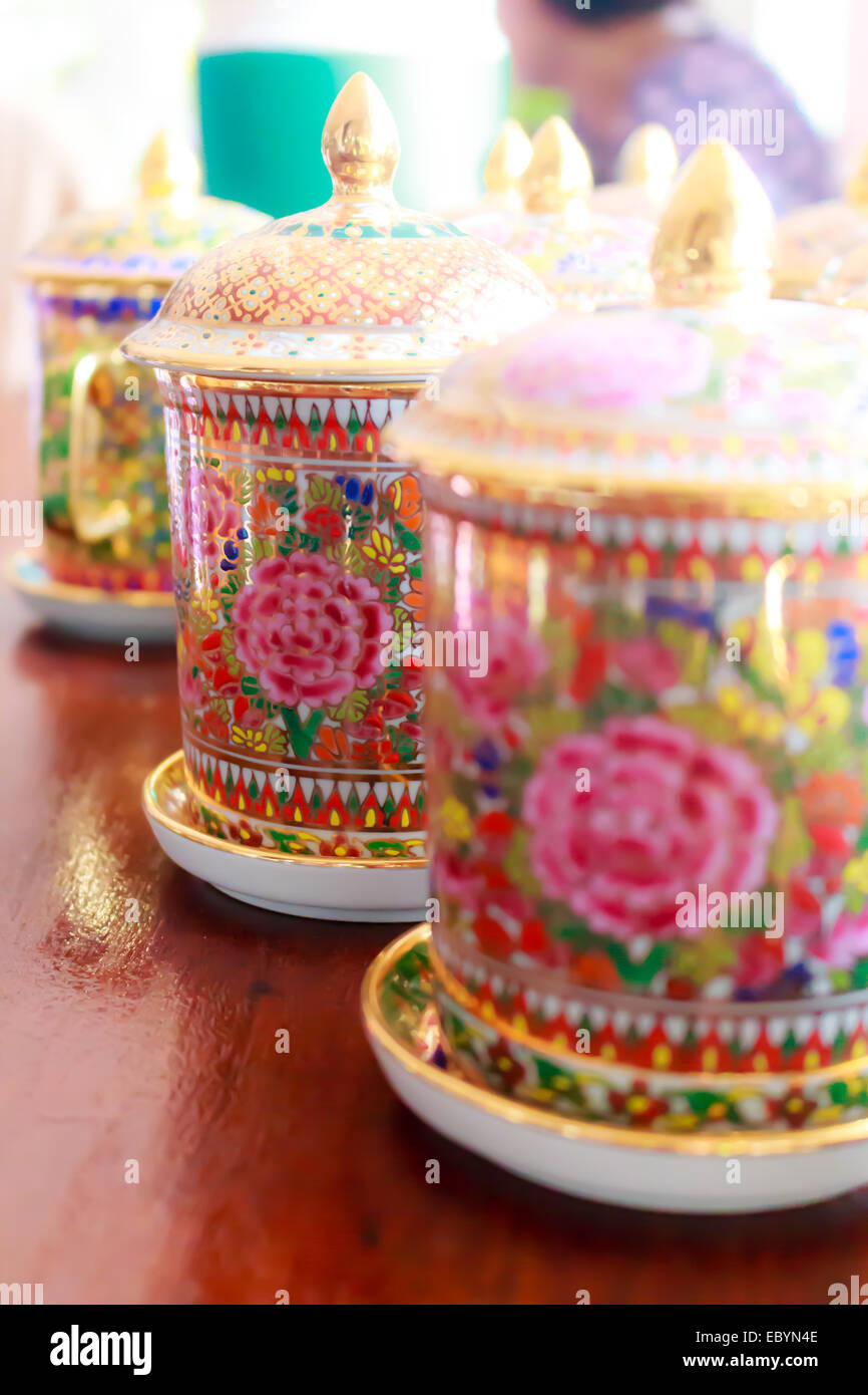 Tasses à café avec un motif thaïlandais sur table en bois Banque D'Images