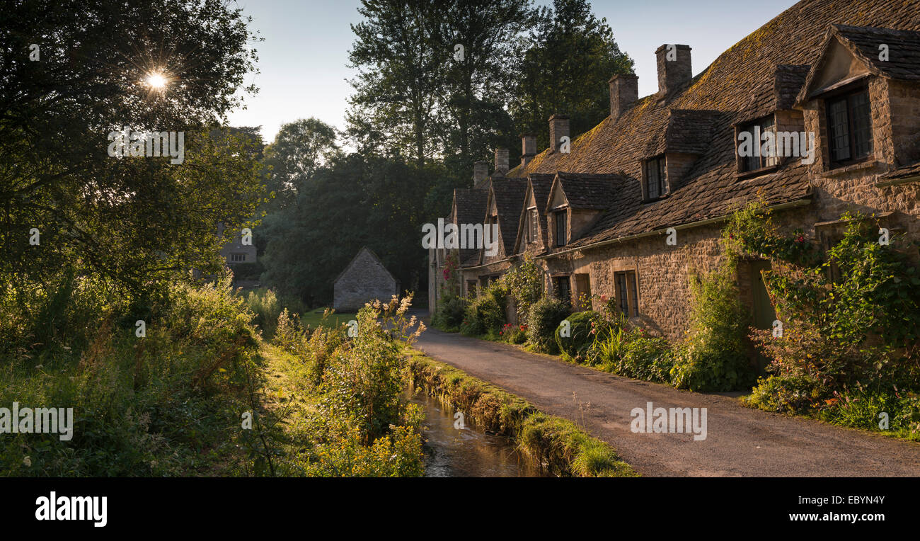 Jolis cottages à Arlington Row dans les Cotswolds village de Bibury, Gloucestershire, Angleterre. L'été (juillet) 2014. Banque D'Images