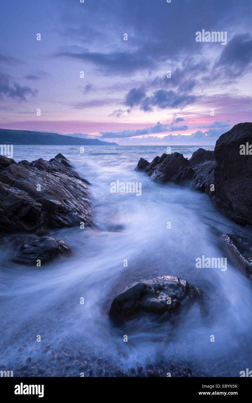 Plus de crépuscule Porlock Bay, Parc National d'Exmoor, Somerset, Angleterre. L'été (août) 2014. Banque D'Images