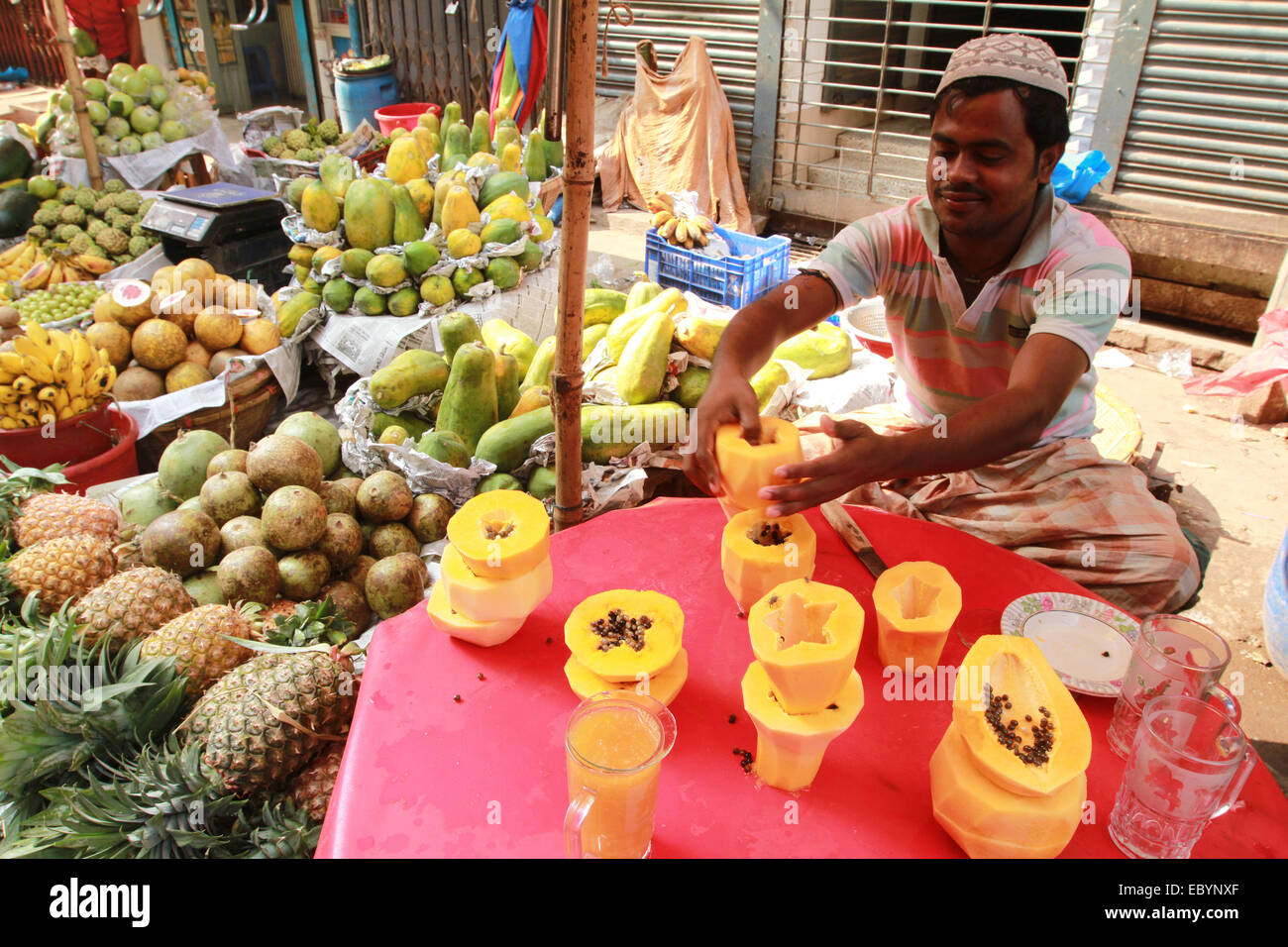 Dhaka 05 décembre 2014. Vendeur de fruits à Chwak dans le vieux bazar Dhaka, la capitale du Bangladesh. Banque D'Images