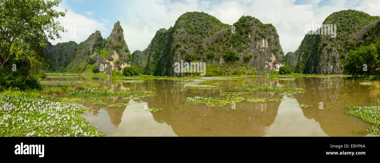 Lac à Tam Coc, Vietnam Panorama Banque D'Images