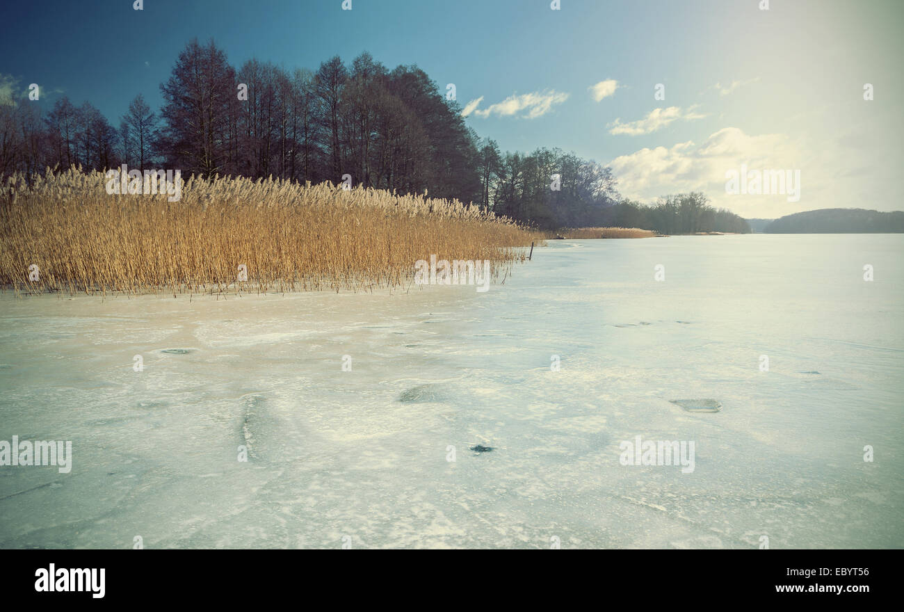 Style rétro s'est évanoui et photo d'un lac gelé. Banque D'Images