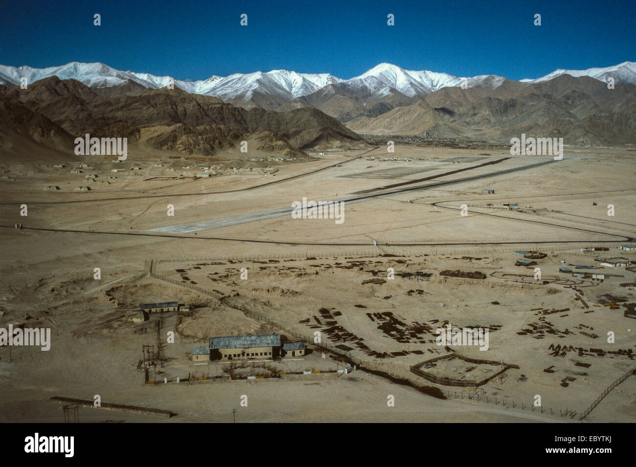 Leh Ladakh Tibet d'atterrissage de la base de l'armée de montagne ice blue sky plateau plat golf tibétain sable terre de montagnes enneigées Banque D'Images