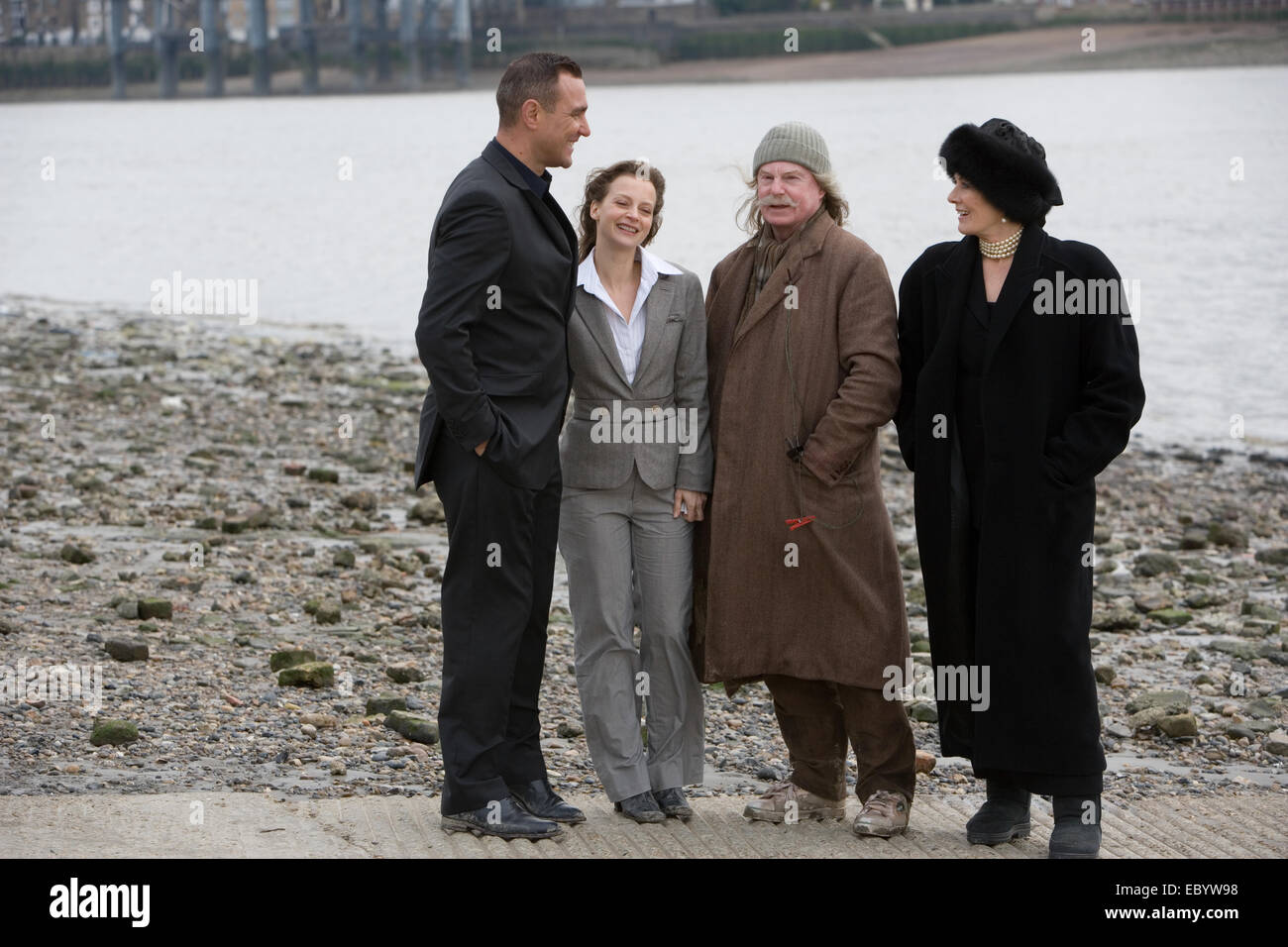 Vinnie Jones (à gauche) avec Julie Cox, Derek Jacobi et Vanessa Redgrave lors d'une pause dans le tournage de "l'Énigme" par Brendan Foley Banque D'Images