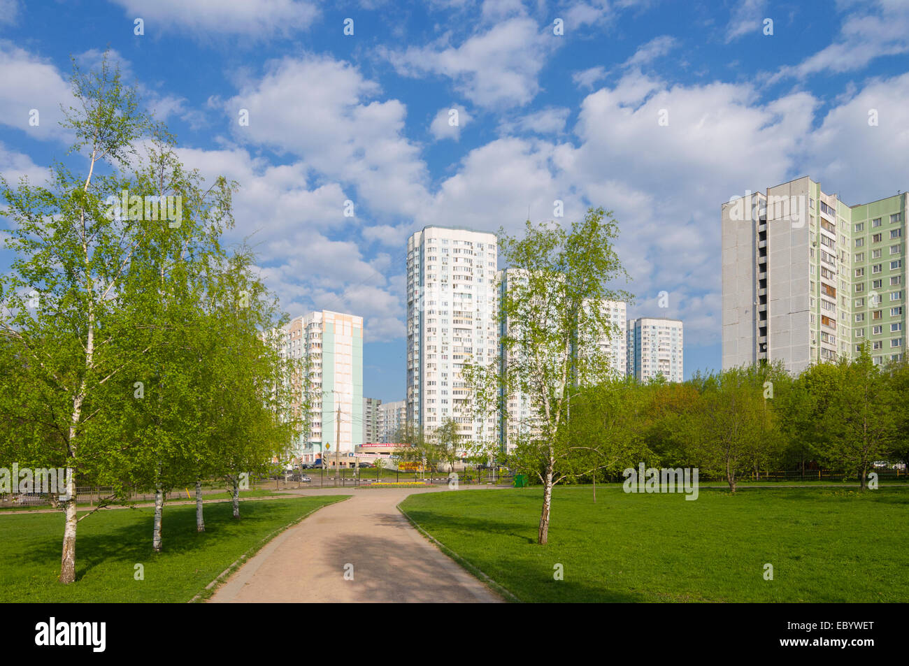Vue sur les blocs d'appartements du parc Banque D'Images