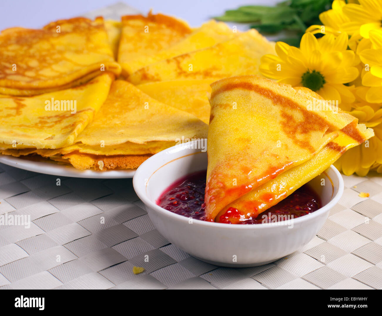 Pancake avec confiture de framboises Banque D'Images
