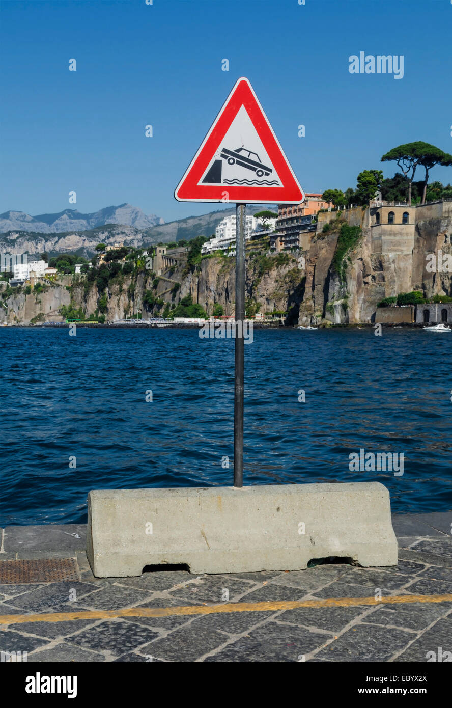 Panneau d'avertissement pour les conducteurs à prendre soin de ne pas aller trop près du bord de quai et de l'embout dans la mer. Banque D'Images