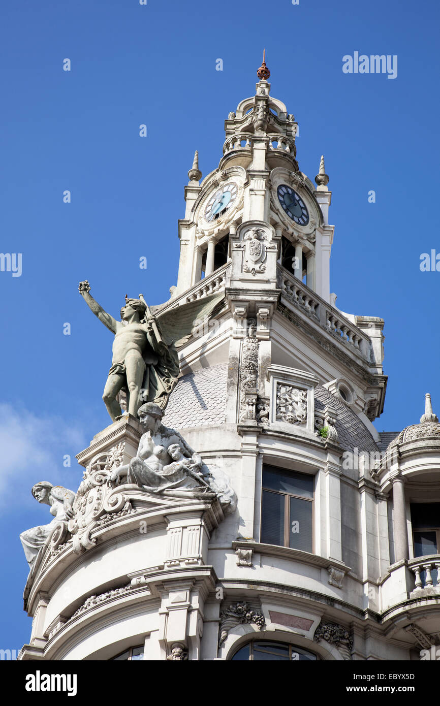La tour de l'horloge d'un des bâtiments de style néoclassique dans Avenida dos Aliados Porto Portugal Banque D'Images La tour de l'horloge d'un des bâtiments de style néoclassique dans Avenida dos Aliados Porto Portugal Banque D'Images