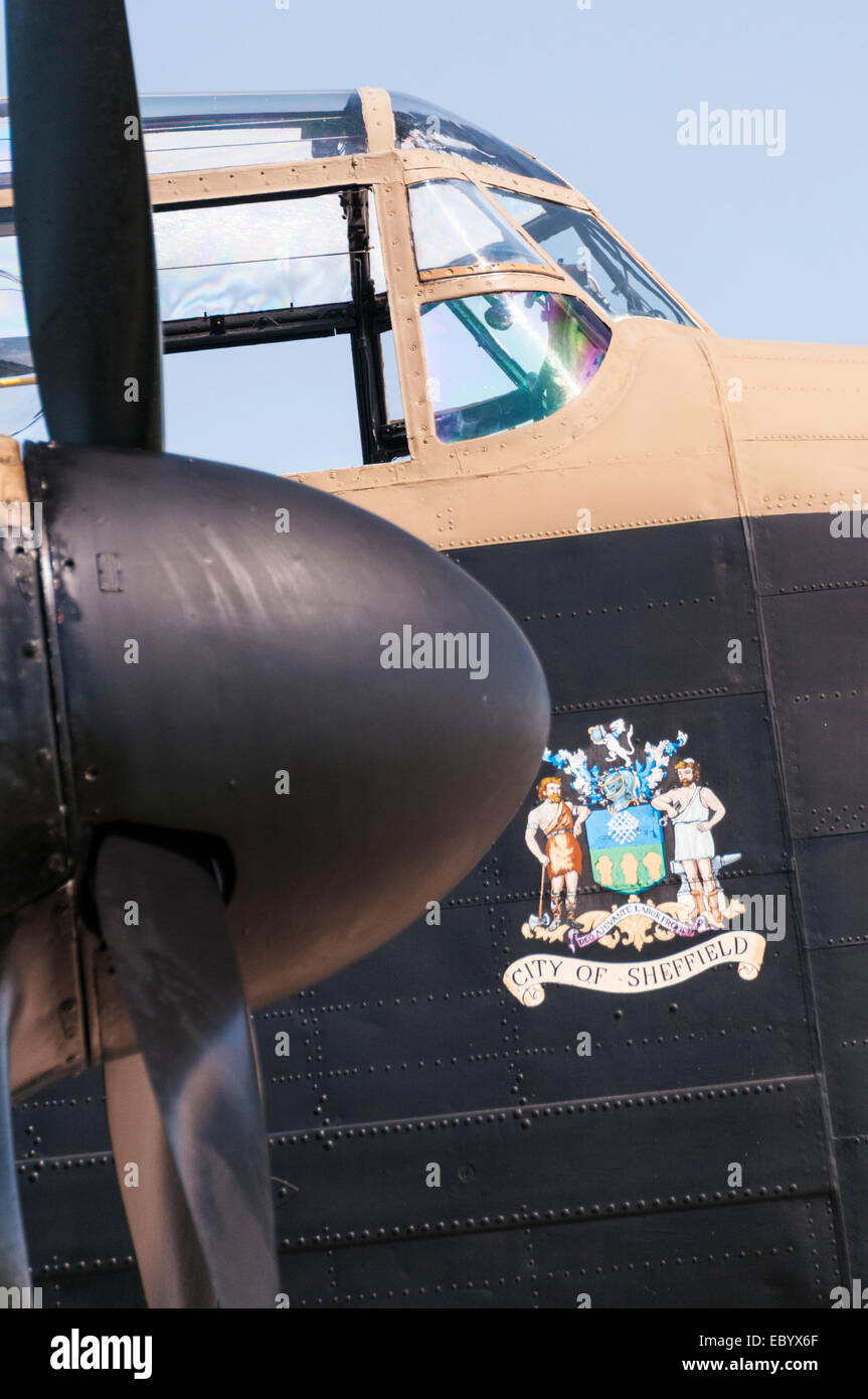 Vue rapprochée du moteur intérieur et du poste de pilotage d'un ancien avion de commandement aviateur de l'Armée de l'Air royale Avro Lancaster Banque D'Images