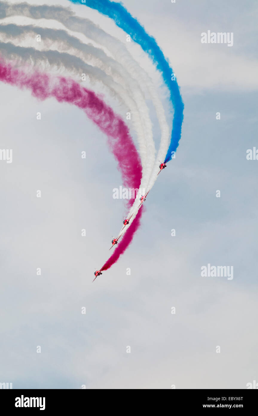 RAF Des flèches rouges battant un virage serré en retrait rouge blanc et bleu smoke Banque D'Images