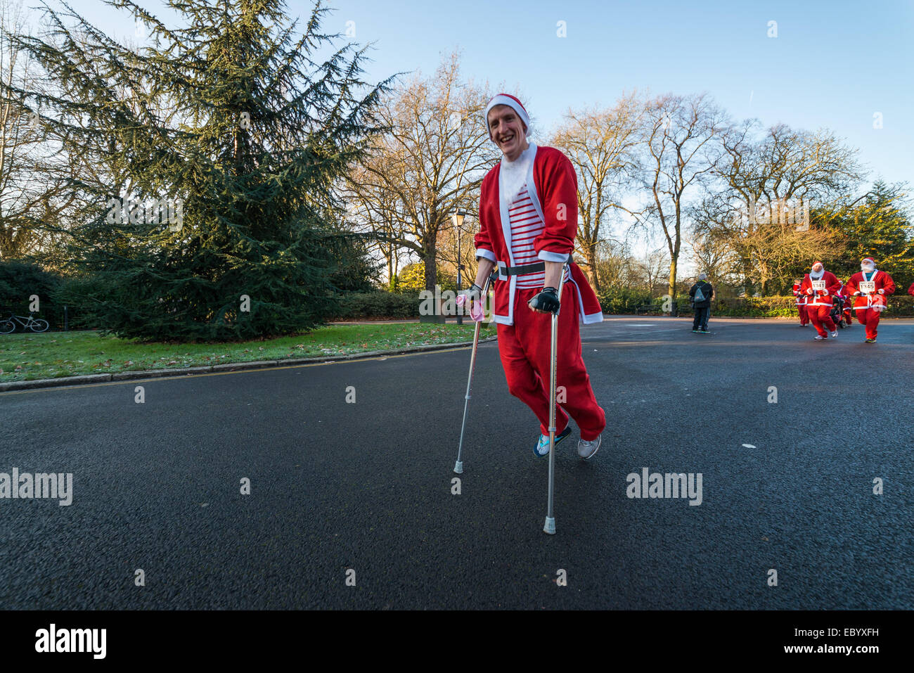 London:Des centaines de Santas exécuter pour la charité à Battersea Park Banque D'Images