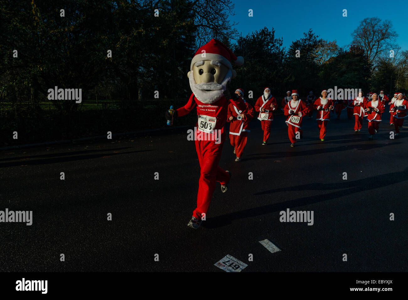 London:Des centaines de Santas exécuter pour la charité à Battersea Park Banque D'Images