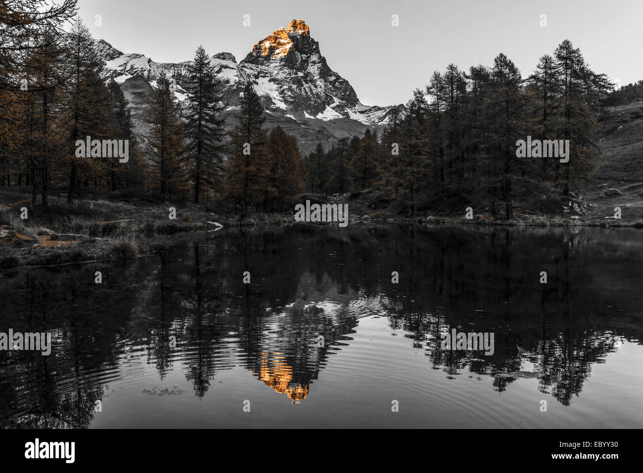 Haut de la Matterhorn éclairées par le soleil au coucher du soleil, de la vallée d'Aoste Banque D'Images