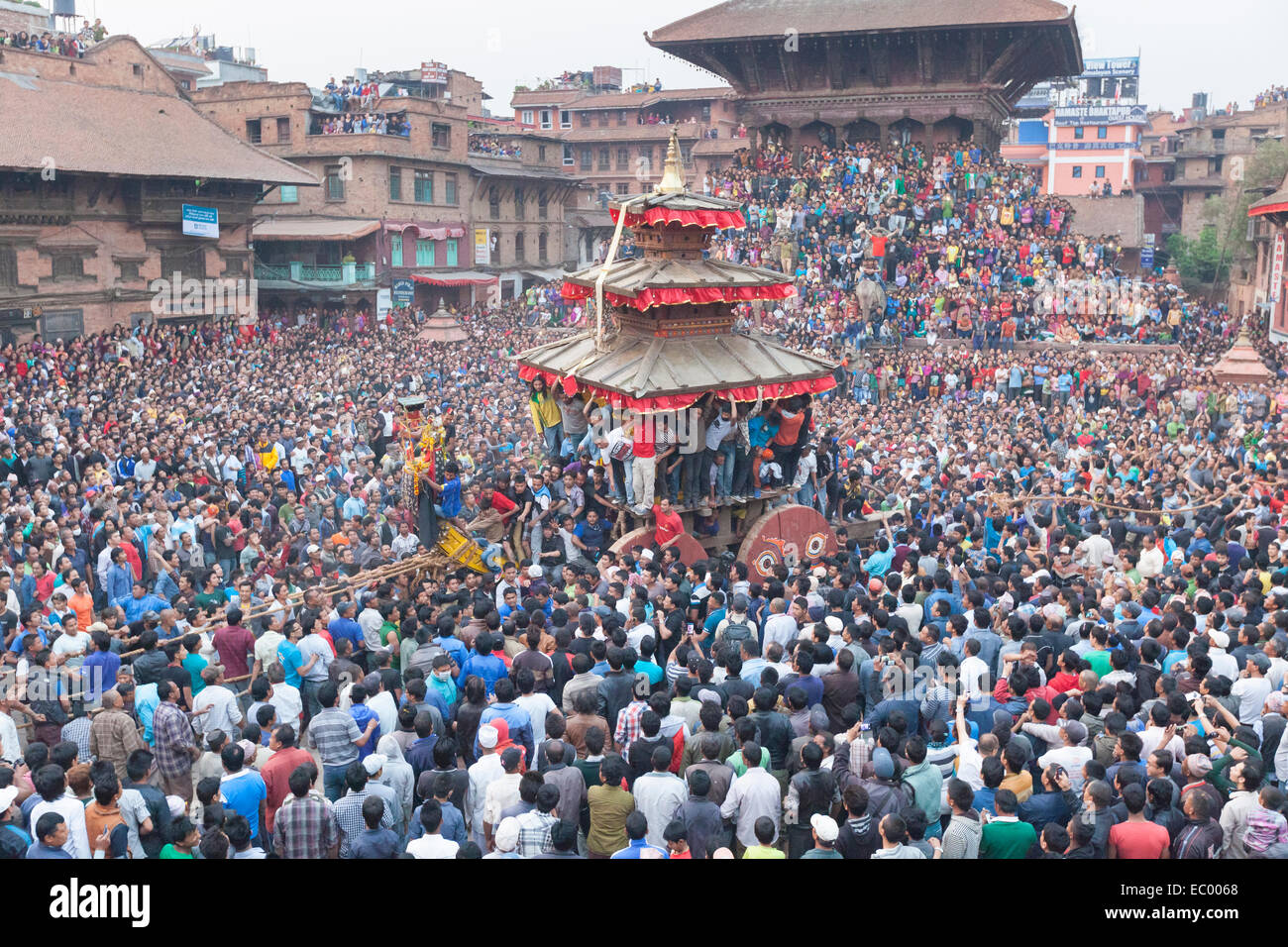 La course de chars dans Bhaktapur, Népal dans le cadre de la fête du nouvel an Bisket Jatra Banque D'Images